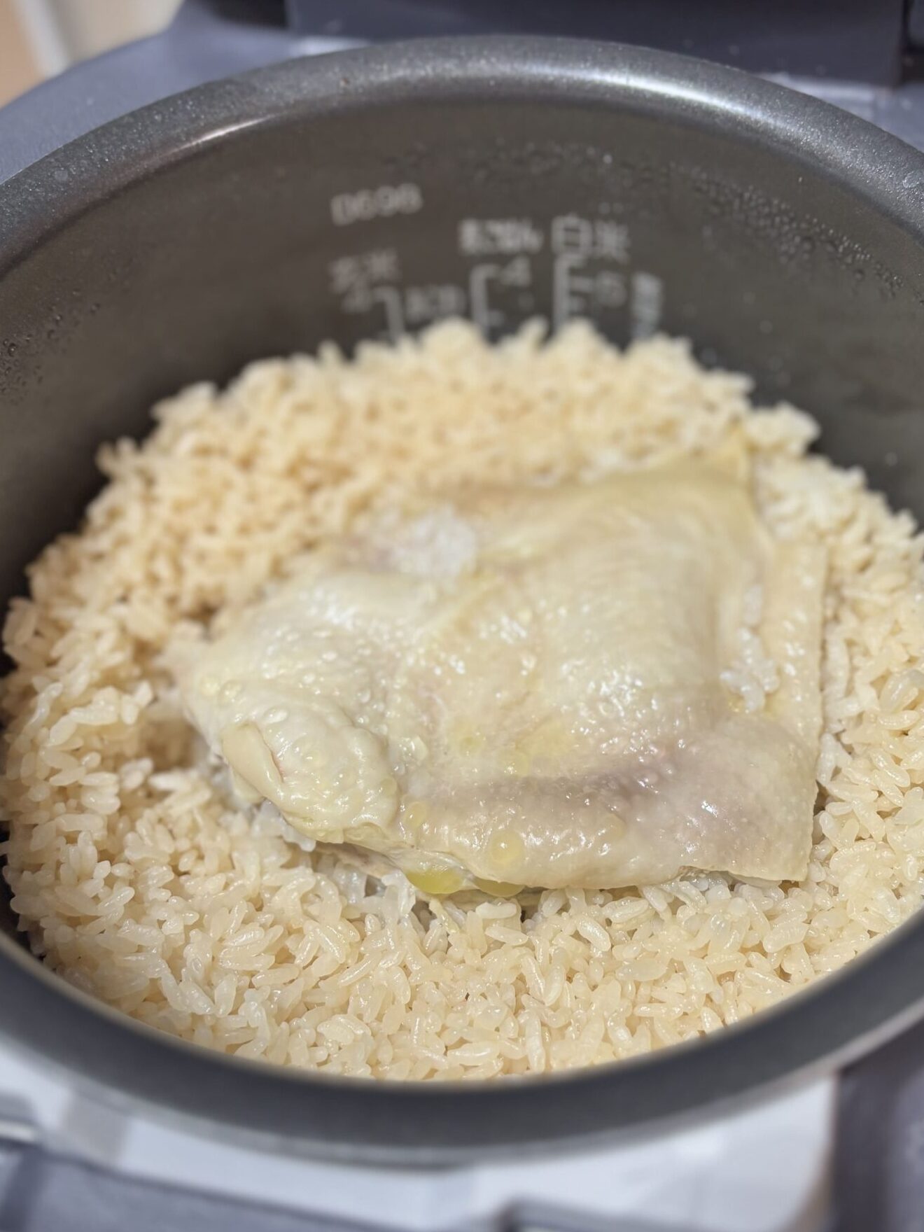 炊きあがった鶏のだししょうゆバターごはん