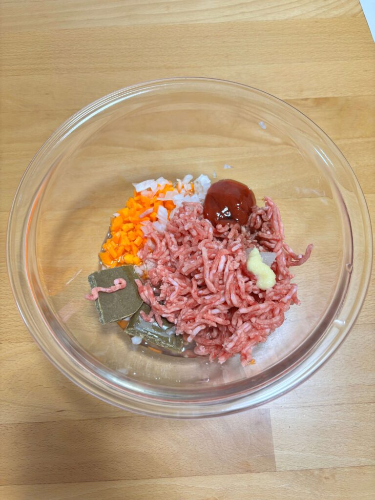 耐熱ボウルに入れたキーマカレーの材料