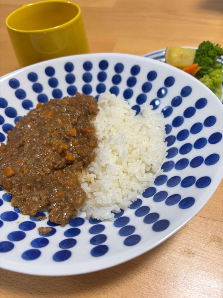 お皿に盛りつけたキーマカレー