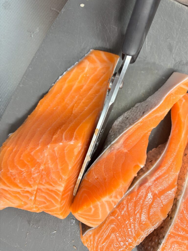 皮をキッチンばさみで切り分けているところ
