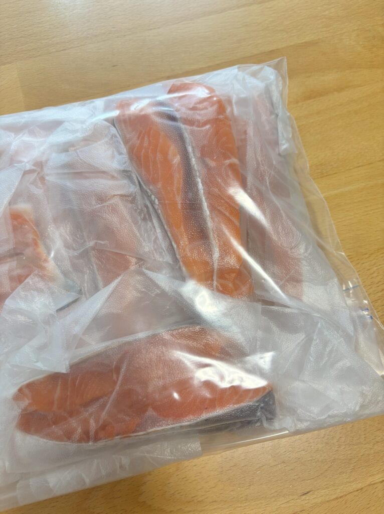 プレス&シールで包んで冷凍保存したサーモントラウト